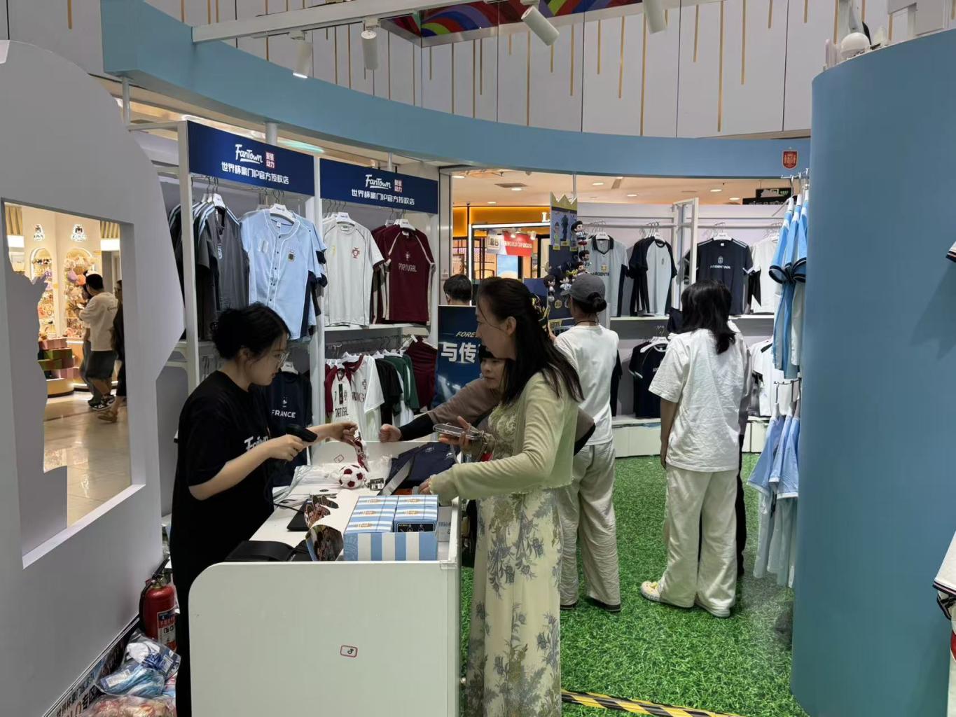 门店一天补货十余箱！世界杯周边商品带来京城消费热潮