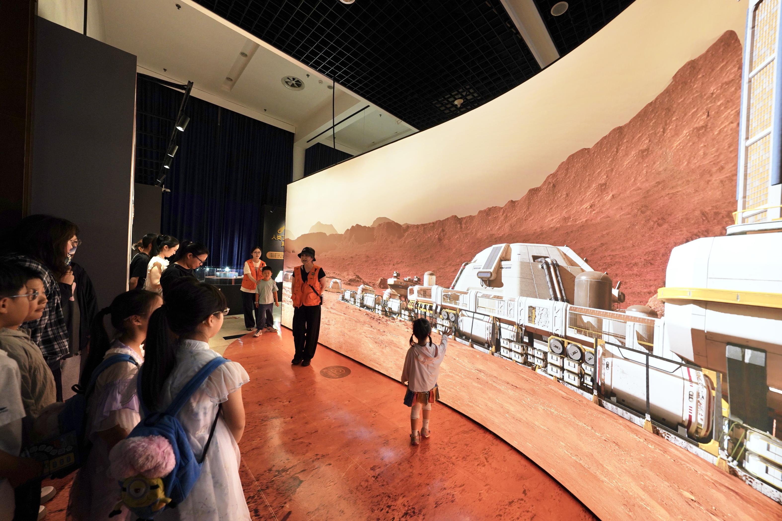哦吼，火星！天文馆新展，观众解锁“火漂”新身份