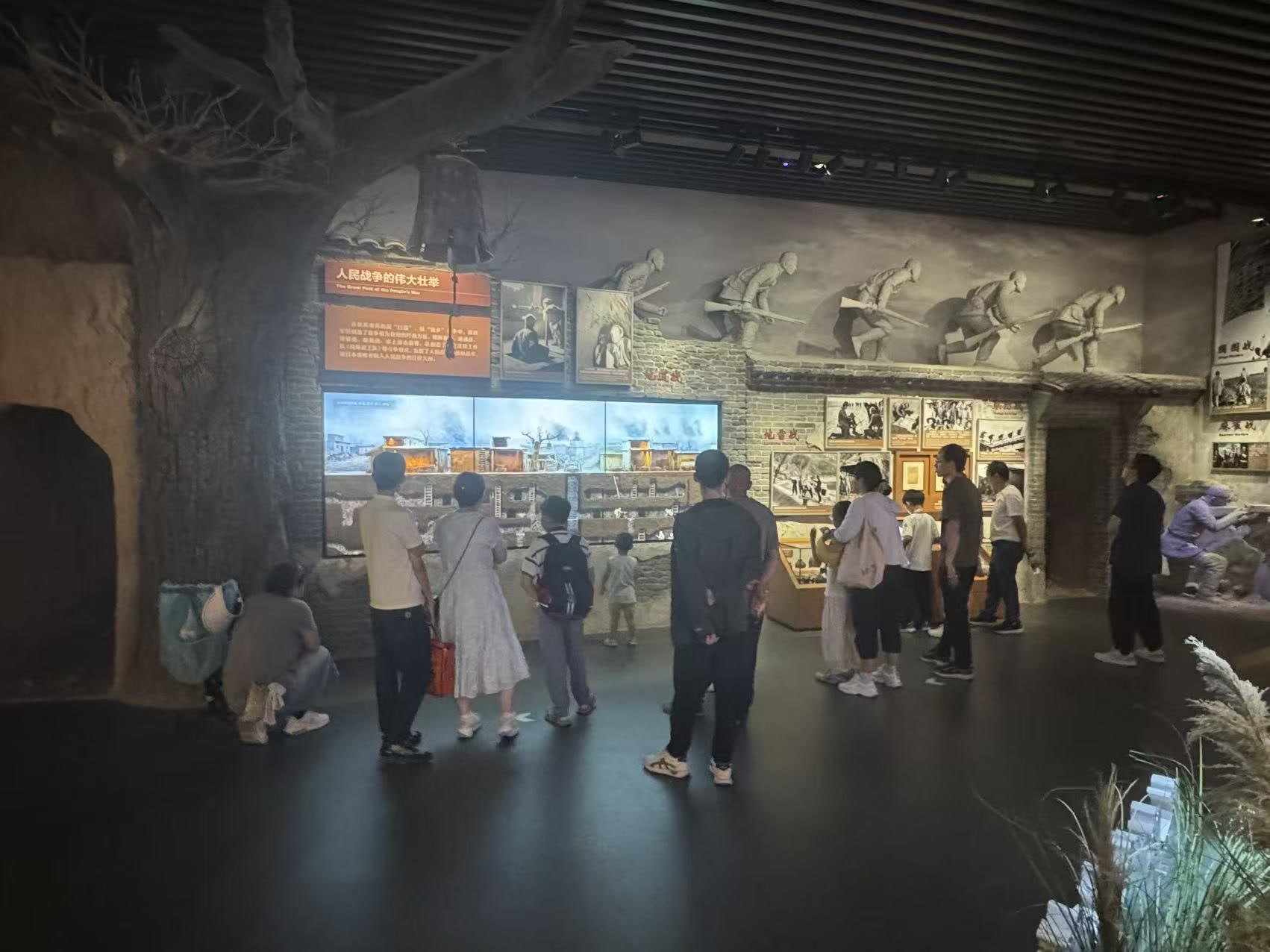 卢沟桥畔人流如织，抗战纪念馆前少先队员主动向国旗敬礼