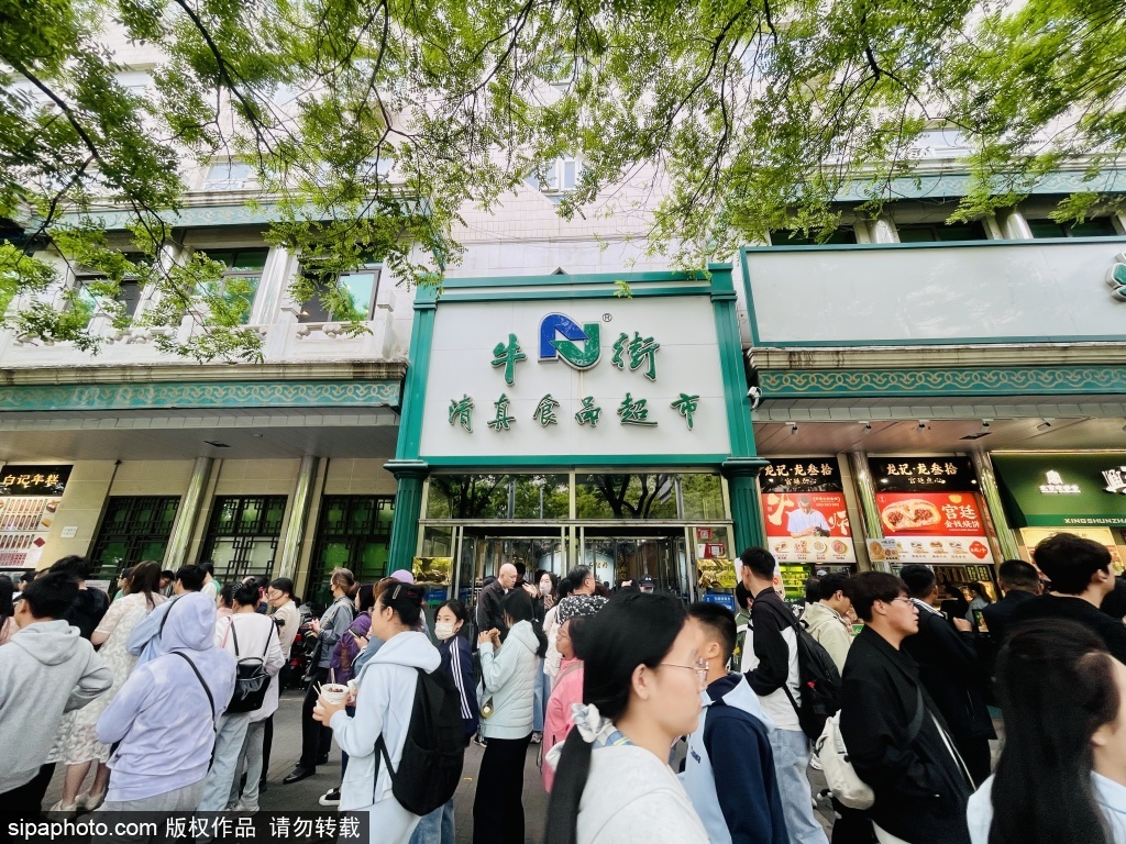 牛街的热闹都藏在老字号的队伍里